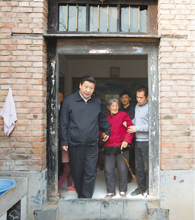 3月17日，習(xí)近平在東壩頭鄉(xiāng)張莊村看望85歲老人張景枝。