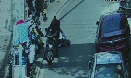 男子“碰瓷”碰到警車(chē) 膽肥