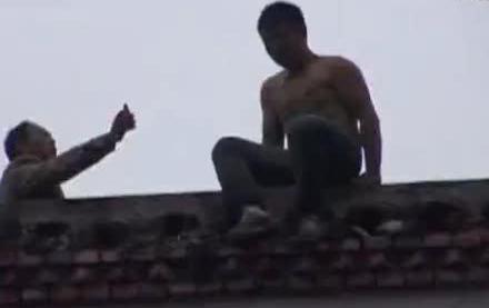 現(xiàn)場(chǎng)：男子吸毒生幻覺跳樓